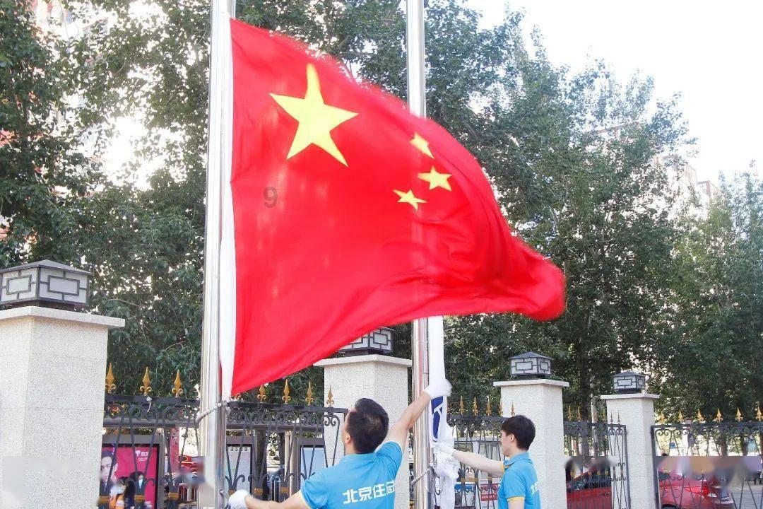 看看麦克阿瑟老爹给他留下的“遗产”，没有人能随随便便成功啊